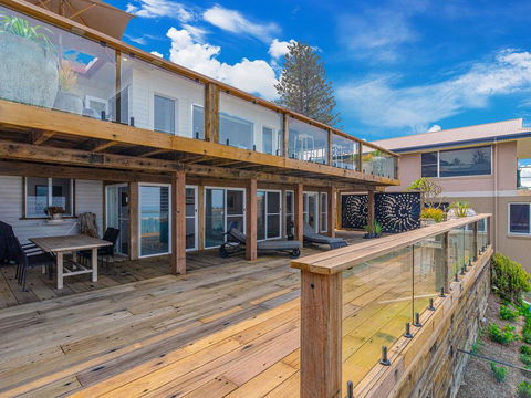 Beach Shack On Main Yamba Magnificent Views Photos Available Shortly Free WiFi - Accommodation Whitsundays 3