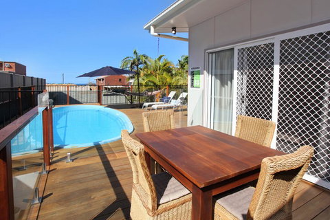 BEACH, SHOPS & FABULOUS VACATION HOME! - Accommodation Whitsundays 0