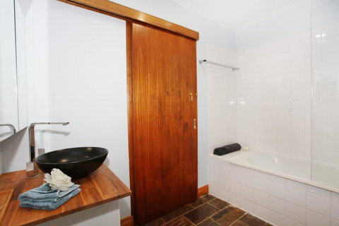 BEACH, SHOPS & FABULOUS VACATION HOME! - Accommodation Whitsundays 2