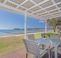 Beached Inn' 93 Foreshore Drive - Spacious beach front house - Accommodation Whitsundays
