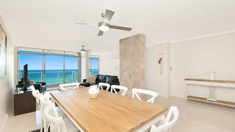Beachfront Apt Main Beach - Accommodation Whitsundays 1