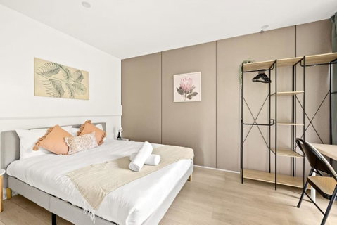 Relaxed Queen Room - Serene Spot At Pymble - Shared Bathroom - Accommodation Whitsundays 1