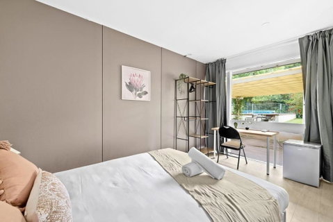 Relaxed Queen Room - Serene Spot At Pymble - Shared Bathroom - Accommodation Whitsundays 2