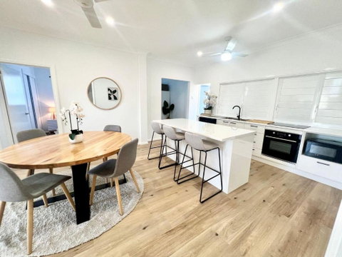 Renovated Queenslander - Upstairs 2km To Stadium - Accommodation Whitsundays 0