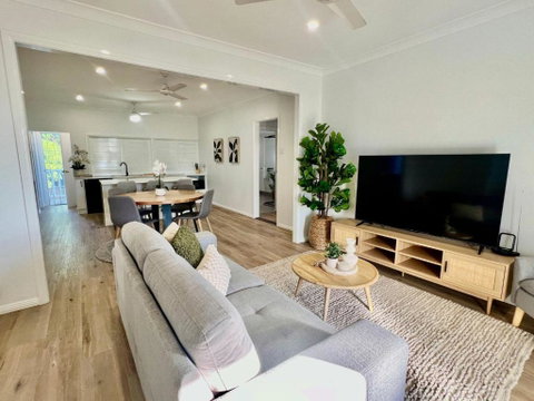 Renovated Queenslander - Upstairs 2km To Stadium - Accommodation Whitsundays 1
