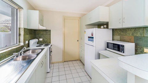 RED Rock - Townhouse In Town - Accommodation Whitsundays 2