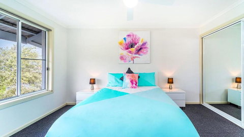 RED Rock - Townhouse In Town - Accommodation Whitsundays 3