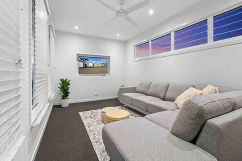 Redcliffe CBD Family Beach House - Accommodation Whitsundays 2