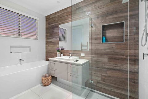 Redcliffe CBD Family Beach House - Accommodation Whitsundays 3