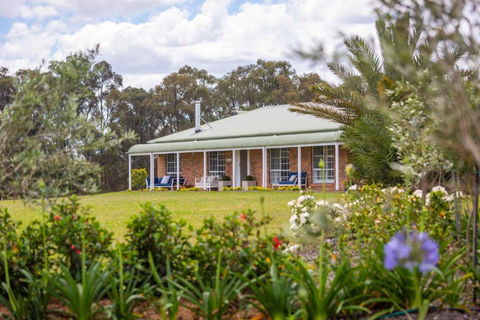 Redims Hill Cottage - Accommodation Whitsundays 0