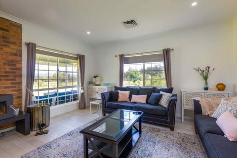 Redims Hill Cottage - Accommodation Whitsundays 1