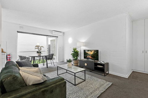 Refined 1-Bed Apartment With Garden Access - Accommodation Whitsundays 0