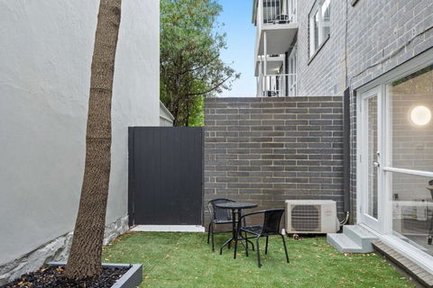 Refined 1-Bed Apartment With Garden Access - Accommodation Whitsundays 2