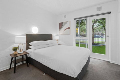 Refined 1-Bed Apartment With Garden Access - Accommodation Whitsundays 3