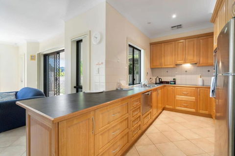 Relax On Charles St - 4A Charles Street Port Elliot - BYO Linen - Accommodation Whitsundays 3
