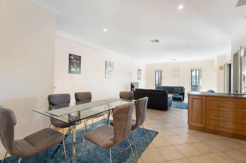 Relax On Charles St - 4A Charles Street Port Elliot - BYO Linen - Accommodation Whitsundays 2