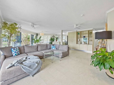 Relaxing Ocean View Apartment In Buddina - Accommodation Whitsundays 1