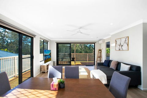 Renovated Coastal Getaway With Water Views - Accommodation Whitsundays 2
