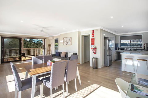 Renovated Coastal Getaway With Water Views - Accommodation Whitsundays 3