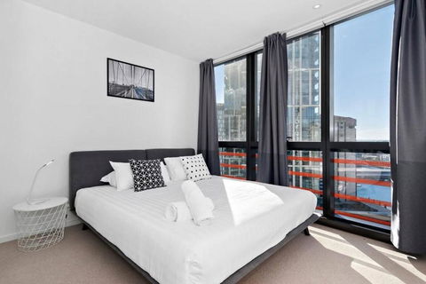 Resort-style Docklands Riverview Stay With Parking - Accommodation Whitsundays 1