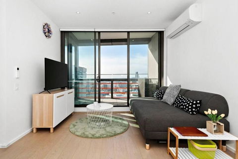 Resort-style Docklands Riverview Stay With Parking - Accommodation Whitsundays 2