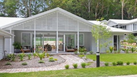 Resort Style Living With Pool, Tennis Court And Beach - Accommodation Whitsundays 3