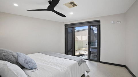 Riptides Booker Bay -Waterfront Apartment, Walk To Shops & Cafes - Accommodation Whitsundays 3