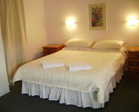 River Park Motor Inn - Accommodation Whitsundays 0