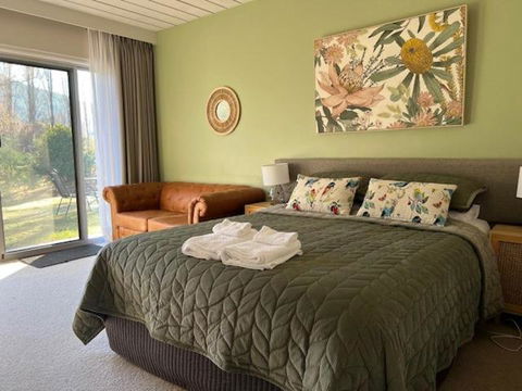 Riverbank Park MOTEL - Accommodation Whitsundays 0