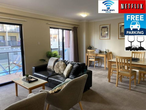 RIVERSIDE CITY VIEW PARKING NETFLIX WIFI WINE FREE - Accommodation Whitsundays 0
