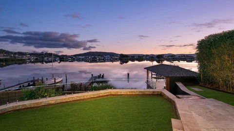 Riverside Retreat - Absolute Waterfront - Accommodation Whitsundays 1