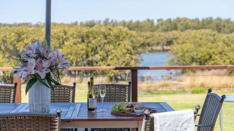 Riverside Retreat, Coolangatta, Near Seven Mile Beach - Accommodation Whitsundays 2