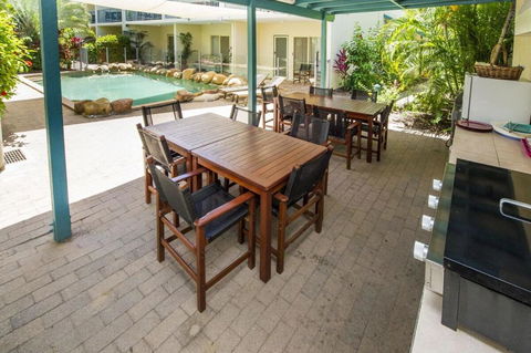 SAILS 9 Beachfront Getaway Horseshoe Bay - Accommodation Whitsundays 3