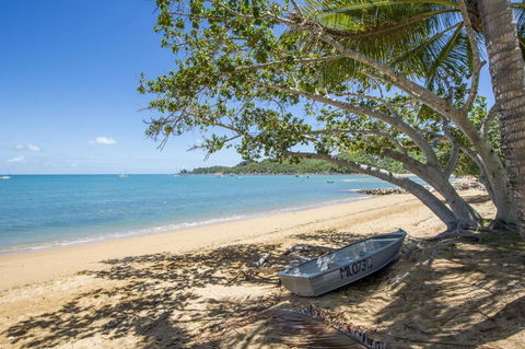 SAILS 9 Beachfront Getaway Horseshoe Bay - Accommodation Whitsundays 1