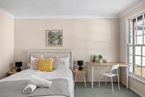 Rustic Queen Room - Located At Serene Street In Pymble - Shared Bathroom - Accommodation Whitsundays 1