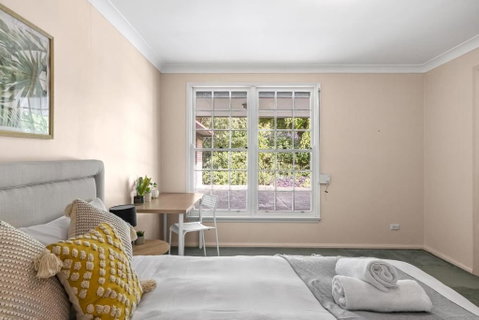 Rustic Queen Room - Located At Serene Street In Pymble - Shared Bathroom - Accommodation Whitsundays 2