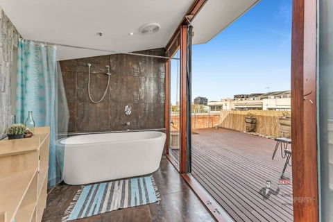 Rooftop Warehouse In Fitzroy - Accommodation Whitsundays 1