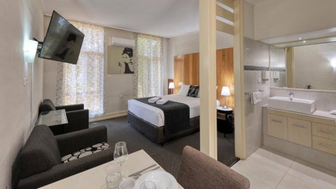 Rose City Motor Inn - Accommodation Whitsundays 1