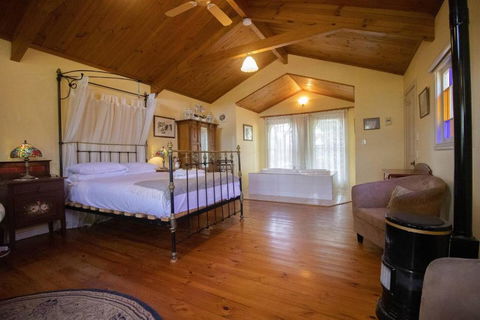 Rose Petal Cottage - Accommodation Whitsundays 0