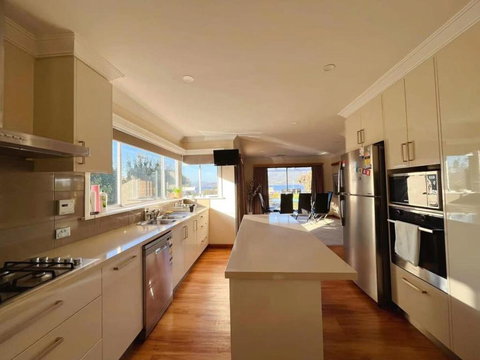 Rose Retreat With Water Front View At Montrose - Accommodation Whitsundays 2