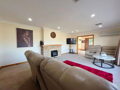 Rose Retreat With Water Front View At Montrose - Accommodation Whitsundays 1