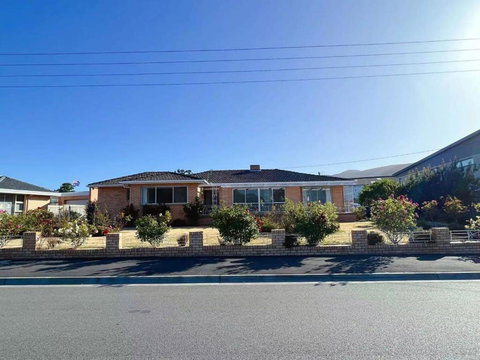 Rose Retreat With Water Front View At Montrose - Accommodation Whitsundays 0