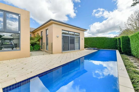 Roselawn Retreat - Pool, Incredible Views, Sleeps 8 - Accommodation Whitsundays 3