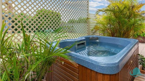 Rosies Retreat - 300m To The Sandy Shores Of Caves Beach - Accommodation Whitsundays 0