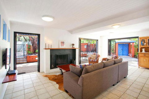 Ross Cres Spacious Private Beach House - Accommodation Whitsundays 1