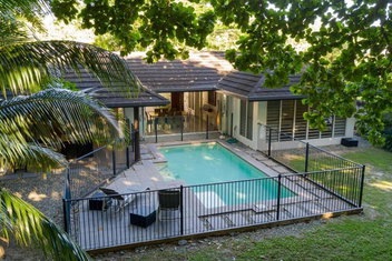 Roya On Mission - Beachfront - Wongaling - Family with Accommodation Whitsundays