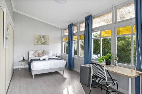 Rustic Grand Double Room - Centrally Located - Accommodation Whitsundays 0