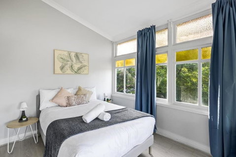 Rustic Grand Double Room - Centrally Located - Accommodation Whitsundays 1