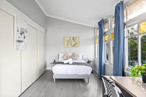 Rustic Grand Double Room - Centrally Located - Accommodation Whitsundays 3