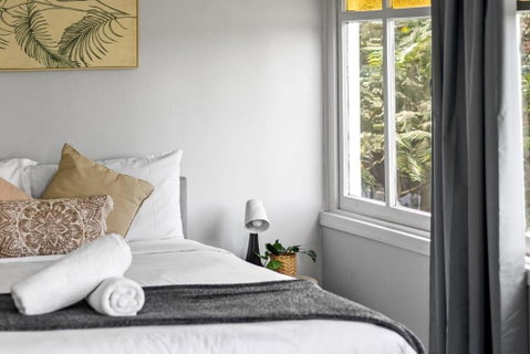 Rustic Grand Double Room - Centrally Located - Accommodation Whitsundays 2
